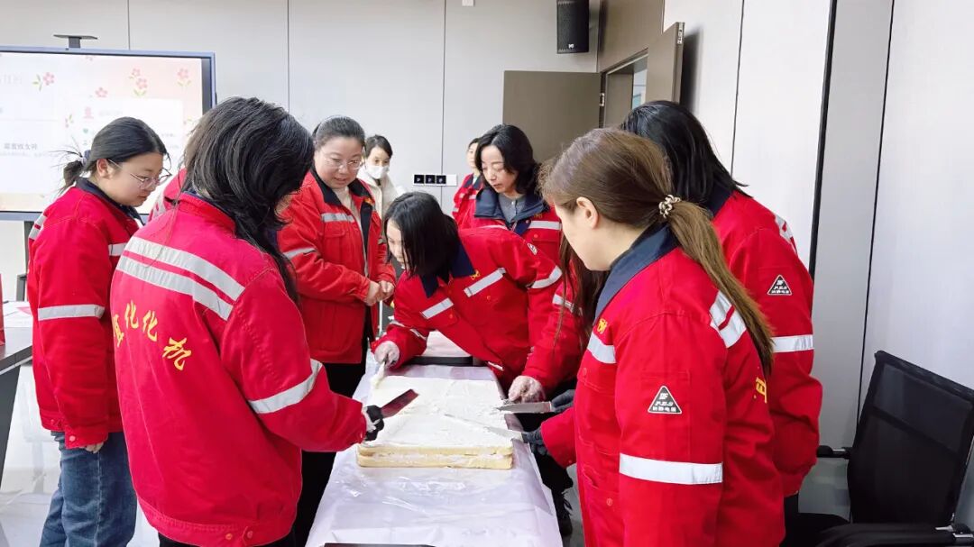 巾帼绽芳华 甜蜜致女神,宜化化机开展“三八”妇女节蛋糕DIY活动(图5) 巾帼绽芳华 甜蜜致女神,宜化化机开展“三八”妇女节蛋糕DIY活动(图5)