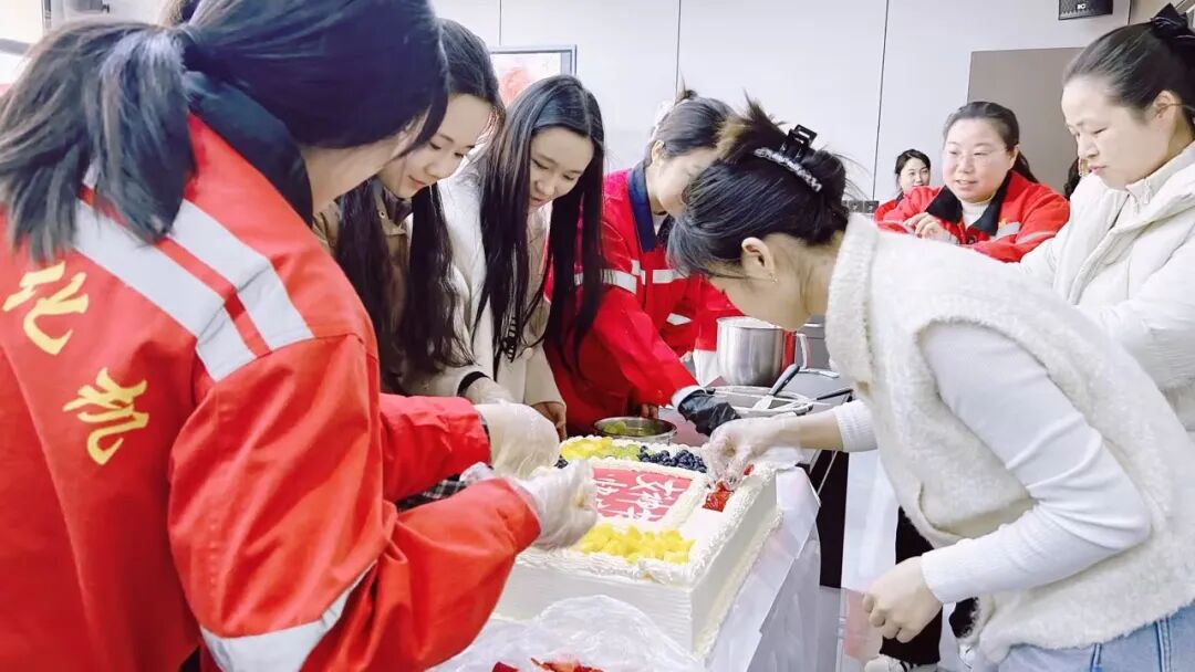 巾帼绽芳华 甜蜜致女神,宜化化机开展“三八”妇女节蛋糕DIY活动(图6) 巾帼绽芳华 甜蜜致女神,宜化化机开展“三八”妇女节蛋糕DIY活动(图6)