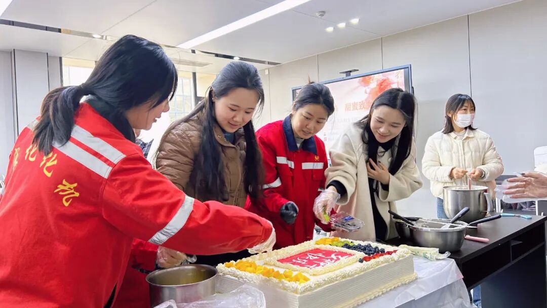 巾帼绽芳华 甜蜜致女神,宜化化机开展“三八”妇女节蛋糕DIY活动(图7) 巾帼绽芳华 甜蜜致女神,宜化化机开展“三八”妇女节蛋糕DIY活动(图7)